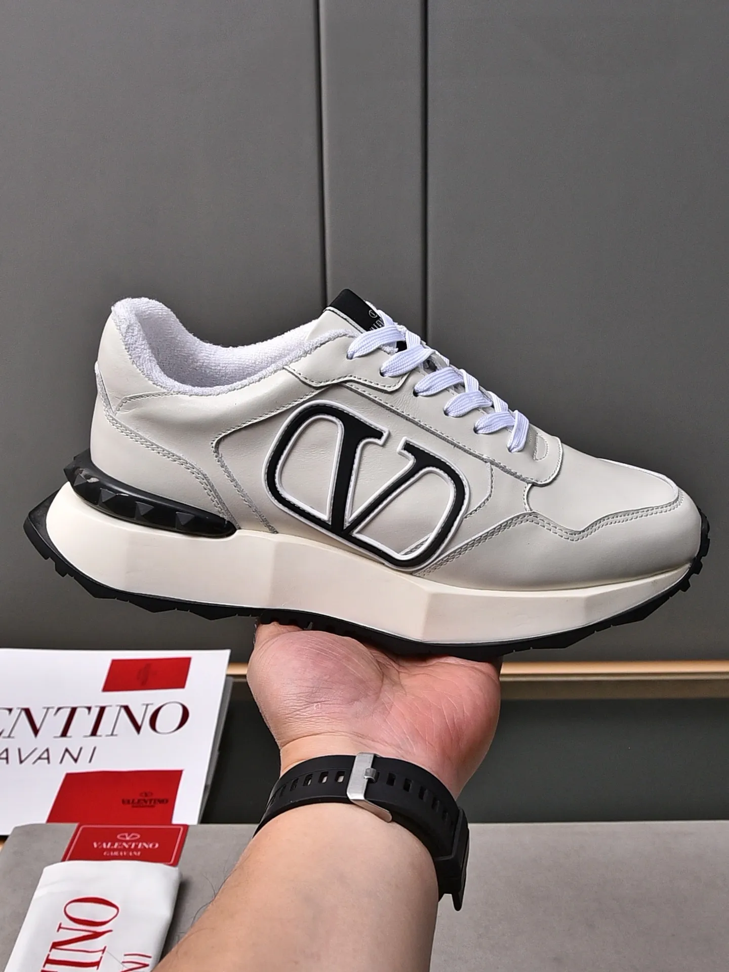 Men's men's shoes 💰560❣️🔺Valentino🔺Valentino New casual shoes Forrest Gump shoes Sports shoes ☑️ The latest popular models on the catwalk, the same style worn by Yang Yang, Zhang Yixing, Guan Xiaotong and many other stars. The upper is glued and embossed with craftsmanship. The oversized LG shows luxury and domineering. It is so beautiful that it is so handsome that it shows a different casualness and fashion. It is a must-have for men‼ ️Material: Original custom-made first-layer cowhide for the upper. Lining: High-density breathable terry cloth. Outsole: Original molded steel-stamped foam combination sole Size: Male 39~44 (45 is custom-made and non-returnable) Full set of counter original packaging